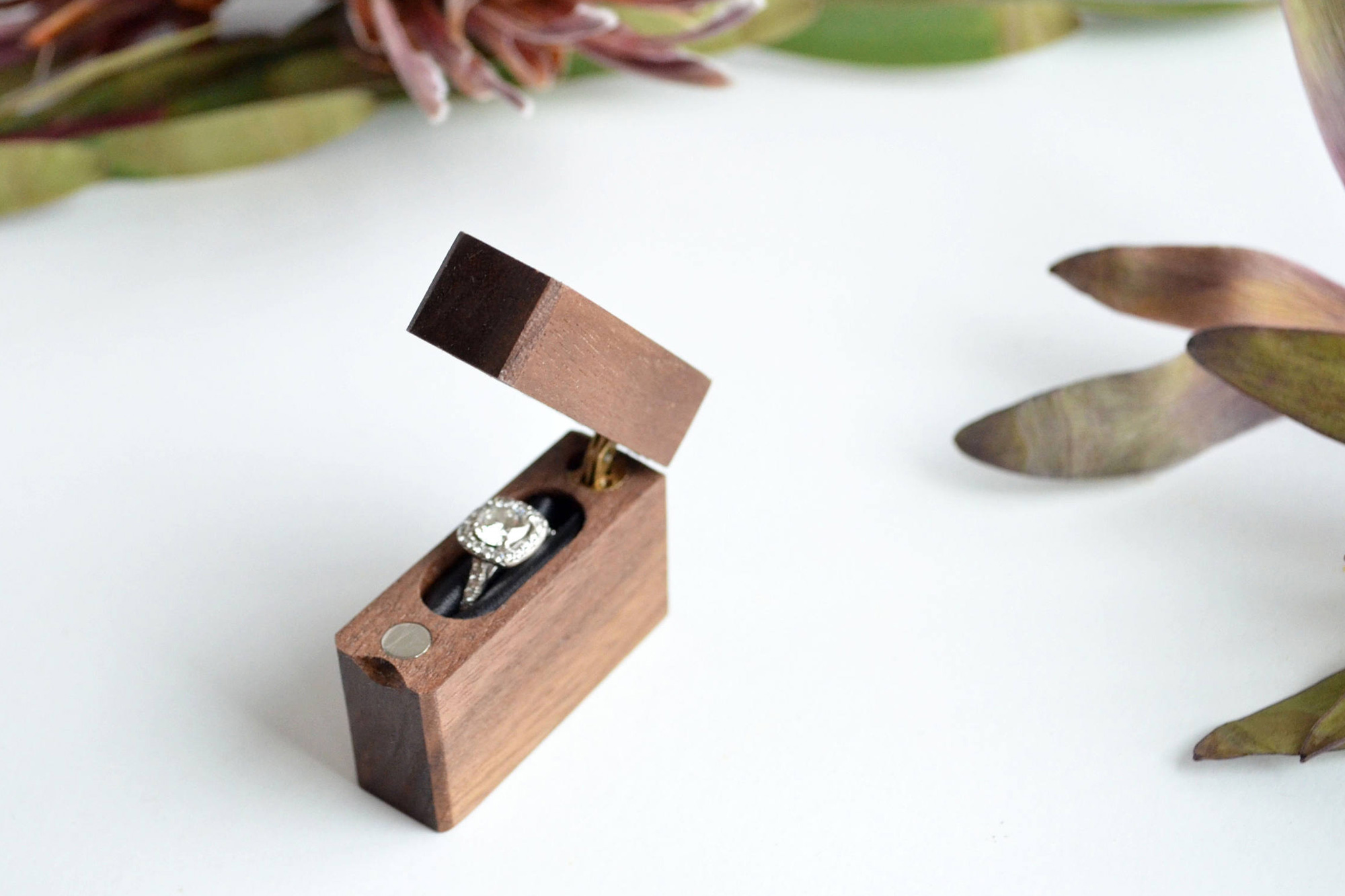 แม่เหล็ก สำหรับงานกล่องไม้ การนำแม่เหล็ก ไปใช้งาน Slim Engagement Ring Box - Single-Hinge